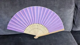 Abanico plegable morado y beige