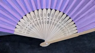 Abanico plegable morado y beige