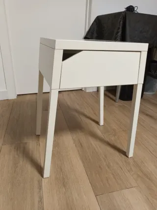 Mesita auxiliar metálica blanca Ikea con cajón