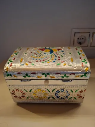 Caja vintage metal decorada pavo real