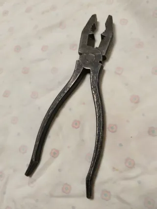 Alicate de herramientas