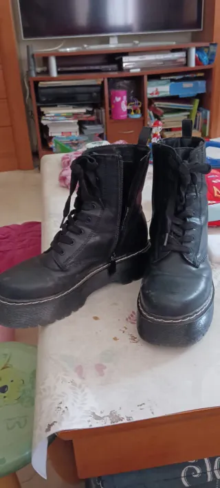 Botas negras con cordones y cremallera