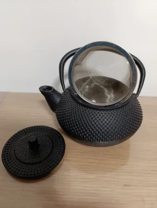 Tetera de hierro fundido negra sin estrenar