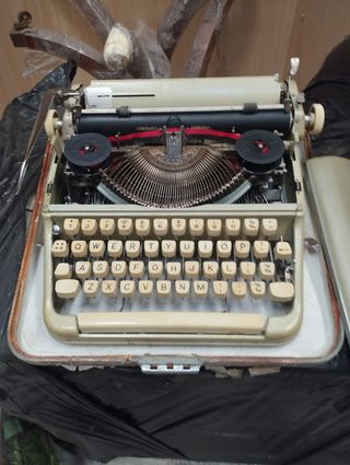 Máquina de escribir Olympia Mónica Vintage