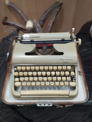 Máquina de escribir Olympia Mónica Vintage