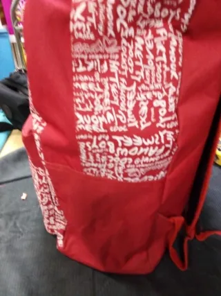 Mochila roja con estampado de letras