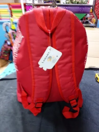 Mochila roja con estampado de letras