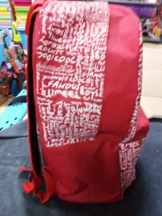 Mochila roja con estampado de letras