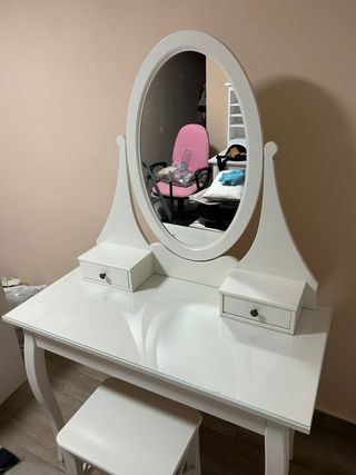 Tocador blanco con espejo y silla