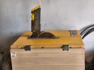 Sierra de mesa amarilla