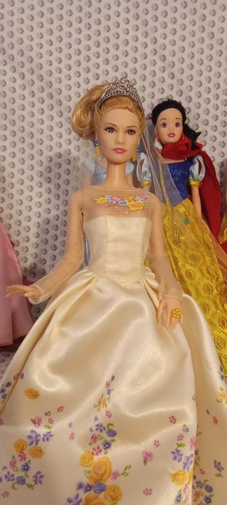 Conjunto di bambole Barbie principesse Disney e carrozza