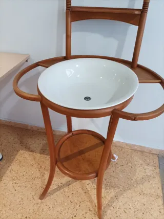 Tocador antiguo con lavabo y espejo