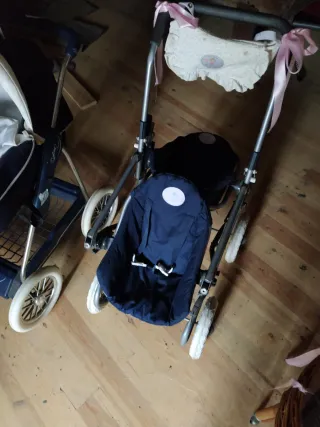 Passeggino per bambole blu con dettagli rosa