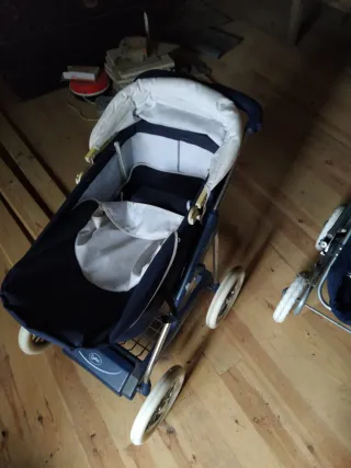 Passeggino per bambole blu con dettagli rosa