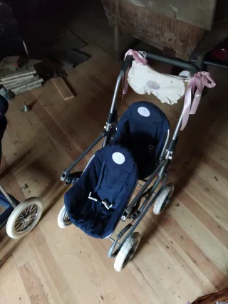 Passeggino per bambole blu con dettagli rosa