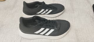 Zapatillas Adidas Negras y Blancas