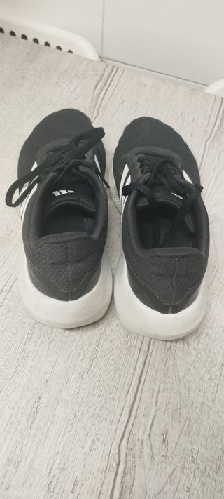 Zapatillas Adidas Negras y Blancas
