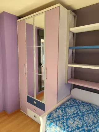 Armario infantil lila y blanco con espejos