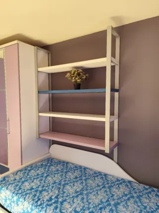 Armario infantil lila y blanco con espejos