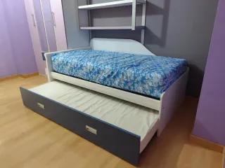 Armario infantil lila y blanco con espejos