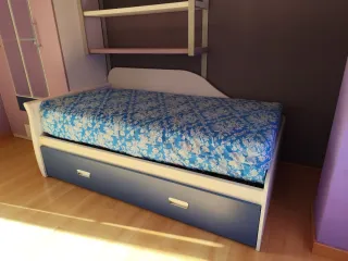 Armario infantil lila y blanco con espejos