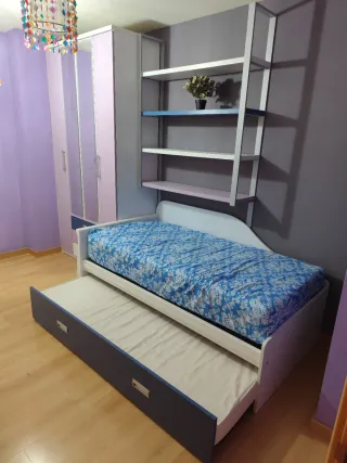 Armario infantil lila y blanco con espejos