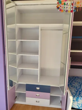 Armario infantil lila y blanco con espejos