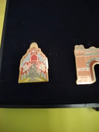 Pins metálicos edificios Barcelona