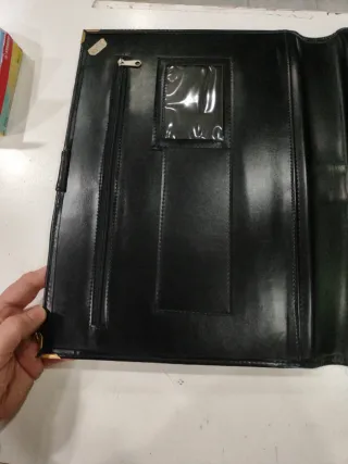 Carpeta de piel vintage negra.