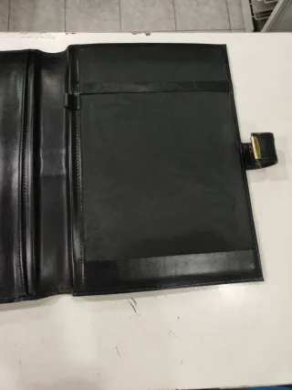 Carpeta de piel vintage negra.