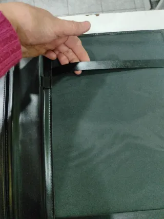 Carpeta de piel vintage negra.