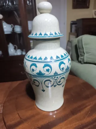 Jarrón de cerámica antiguo 1701
