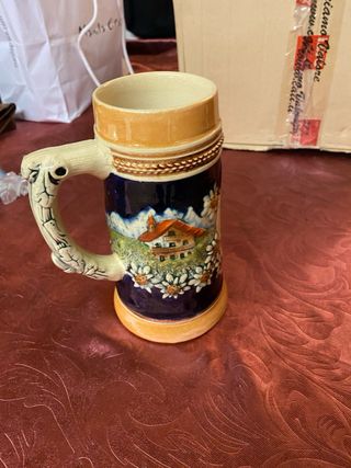 Boccale in ceramica con paesaggio