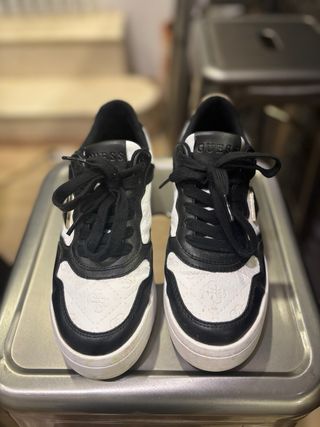 Zapatillas Guess Negras y Blancas