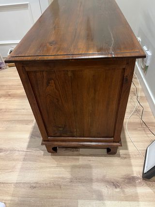 Mueble de teca con cajones y hueco, con luz.