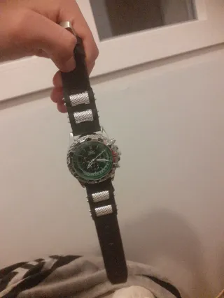 Reloj verde y plateado