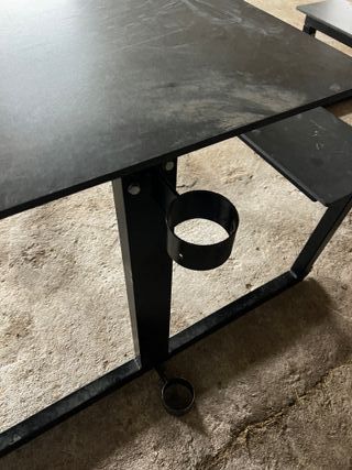 Mesa y bancos metálicos negros