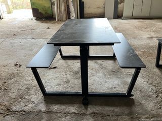 Mesa y bancos metálicos negros