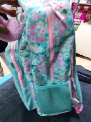 Mochila floral con corazón rosa