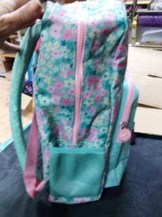 Mochila floral con corazón rosa