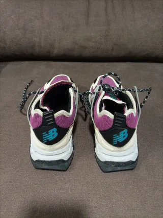 Zapatillas New Balance Trail Morado/Blanco