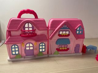 Casita de juguete rosa con asa