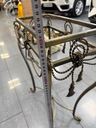 MESA DE FORJA DORADA LE FALTA CRISTAL