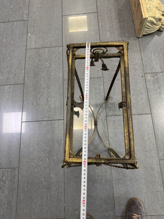 MESA DE FORJA DORADA LE FALTA CRISTAL