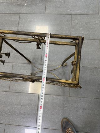 MESA DE FORJA DORADA LE FALTA CRISTAL