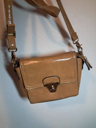 Bolso bandolera marrón con detalles dorados