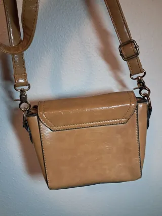 Bolso bandolera marrón con detalles dorados