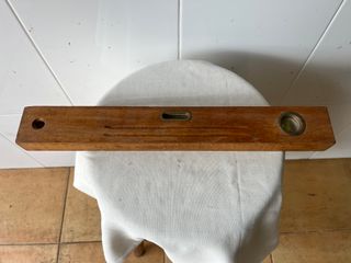 Nivel de madera y bronce 40cm