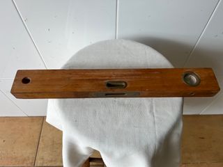 Nivel de madera y bronce 40cm