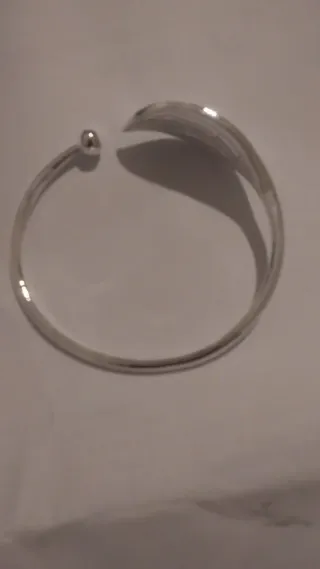 Pulsera de plata con diseño de hoja